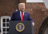 Ông Trump dọa chỉnh đốn hoặc đóng các trang mạng xã hội