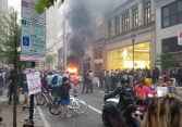 Mỹ: Lợi dụng biểu tình, nhóm người quá khích vào Apple Store đập phá, vét sạch iPhone