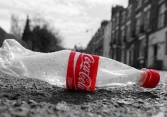 Bà mẹ 34 tuổi qua đời sau khi uống 3 lít coca, nước tăng lực mỗi ngày