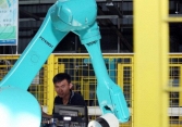Apple tiêu tốn hàng triệu USD sản xuất robot nhưng nhận ra con người làm việc vẫn tốt hơn