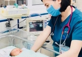 Tình trạng sức khỏe của bé trai 3 ngày tuổi bị bỏ rơi ở hố ga hiện ra sao?