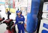 Giá xăng tăng thêm gần 900 đồng/lít