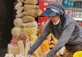 Thu nhập tiền triệu từ bán bỏng ngô ngày Rằm Tháng 7