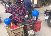 Xúc động với hình ảnh người bà đưa hai cháu đi khai giảng bằng chiếc xe thu mua phế liệu