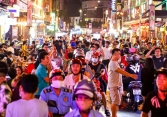 Phố đi bộ Bùi Viện nhộn nhịp ngày đầu hoạt động trở lại