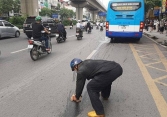 Hình ảnh bác tài hì hục lau vết dầu loang trên phố Hà Nội gây sốt mạng xã hội