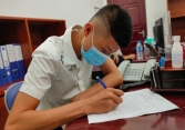 Con trai thay mẹ ký vào đơn xin hiến tạng của cha