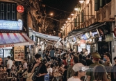 Phố đi bộ Hà Nội đông đúc trở lại sau thời gian dài đóng cửa phòng dịch