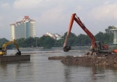 Tạm dừng thực hiện dự án nạo vét bùn Hồ Tây.