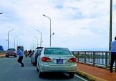 Thứ trưởng Bộ Xây dựng xin lỗi người dân vụ xe biển xanh dừng trên cầu để chụp ảnh