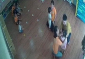 Phụ huynh vào lớp túm tóc và đánh bé 2 tuổi vì tranh đồ chơi của con