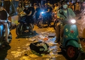 Phố cổ Hà Nội ngập rác sau đêm Trung thu