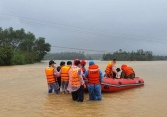 Mưa lũ miền Trung: Một sản phụ bị lũ cuốn trôi, hai mẹ con bị điện giật khi dọn nhà lúc lũ rút