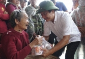 Ông Đoàn Ngọc Hải vận chuyển hàng trăm hộp thịt, cá, sữa đặc vào cứu trợ miền Trung