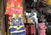 Hà Nội xử lý nghiêm thương lái găm hàng, đẩy giá áo phao