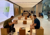Apple Store ngày mở bán Iphone 12 vắng vẻ hơn so với mọi năm