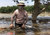 Nước rút sau lũ, người dân Quảng Bình bơi trong 'biển' rác