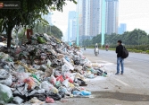Hà Nội: Rác thải ùn ứ khắp mọi ngóc ngách, chất cao thành đống