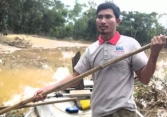 'Người hùng'  xả thân cứu hàng trăm người giữa dòng lũ
