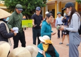 Cán bộ thôn thu lại tiền của ca sĩ Thủy Tiên cứu trợ người dân, lãnh đạo huyện Quảng Trạch nói gì?