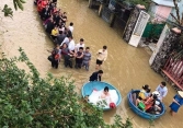 Xúc động hình ảnh đám cưới giữa mùa bão lũ, đón dâu bằng thuyền thúng