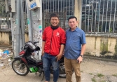 Chàng xe ôm trả lại điện thoại Vertu được chủ nhân chiếc điện thoại tặng khóa học nghề