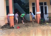 Thầy cô ở Trà Leng gian nan cạo núi bùn, dọn trường sau lũ