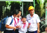 [Chuyện tử tế] Chú bảo vệ dẫn học sinh qua đường suốt 17 năm không quản mưa nắng