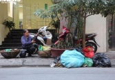 Công nhân vệ sinh môi trường đình công, rác ngập ngụa trên tuyến phố ở Hà Nội