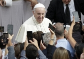 Tòa thánh Vatican yêu cầu Instagram giải thích việc Giáo hoàng 'like' ảnh người mẫu