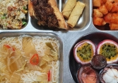 Hình ảnh về bữa cơm trưa của học sinh Hàn Quốc gây sốt cộng đồng mạng
