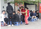 Nhiều người ở thủ đô vẫn 'dửng dưng' dù dịch có dấu hiệu quay trở lại