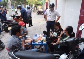Ngồi uống bia trên vỉa hè, 3 người không mang khẩu trang bị phạt 6 triệu