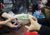 'Phở khổ' ở Hà Nội: Khi ăn phải bưng bát phở nóng bỏng tay nhưng vẫn nườm nượp khách