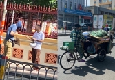 Bà cụ thu gom phế liệu vét hết tiền trong túi giúp đỡ thanh niên ngoại quốc