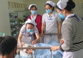 Cháu bé 5 tuổi bị cha chém phải khâu 300 mũi