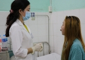 Nhập viện vì đau nhức kèm sốt sau khi xăm môi ăn tết