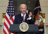 Tổng thống Joe Biden: 'Khẩu trang chống lại virus corona tốt hơn vắc xin'