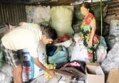 Hai vợ chồng nhặt ve chai trả lại túi tài sản tiền tỉ cho người đánh rơi