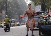 Chàng trai '6 múi' đóng khố bán dưa hấu như Mai An Tiêm gây xôn xao