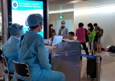 TP Hồ Chí Minh lấy mẫu tầm soát COVID-19 hành khách đến từ 3 sân bay phía Bắc