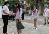 Hôm nay (22/2), học sinh tại nhiều địa phương bắt đầu quay trở lại trường học