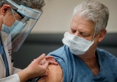 Phó Giám đốc Y tế Anh: 'Chúng tôi không đảm bảo tiêm vaccine giúp phòng tránh hoàn toàn lây nhiễm'