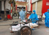 Hàng chục tấn lương thực được phát tận cửa phòng trọ của 4.500 công nhân đang cách ly