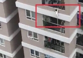 Từ việc bé gái rơi từ tầng 12 chung cư: Giải pháp nào đảm bảo an toàn khu vực ban công?
