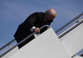 Ông Biden vấp ngã 3 lần khi đang bước cầu thang để lên chuyên cơ 