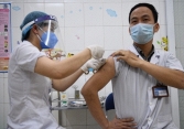 Việt Nam vẫn triển khai tiêm vaccine cho hơn 30.000 nhân viên chống dịch