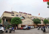 Tiểu thương chợ Đồng Xuân buồn hiu bên sạp hàng vắng khách