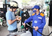 Giá xăng giảm lần đầu tiên sau 5 tháng