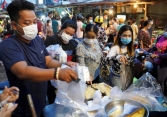 Trước giờ phong tỏa, người dân thủ đô Phnom Penh đổ xô đi mua đồ tích trữ